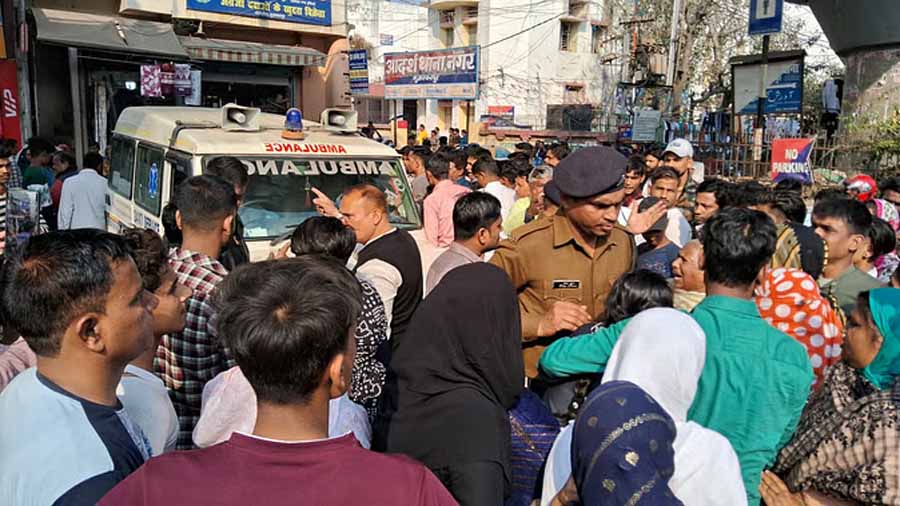 मुजफ्फरपुर में युवक की संदिग्ध परिस्थितियों में मौत, परिजनों ने घेरा थाना