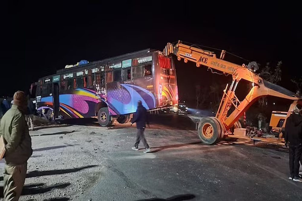 प्रयागराज में भीषण हादसा, बोलेरो और बस की टक्कर में 10 की मौत, 19 घायल