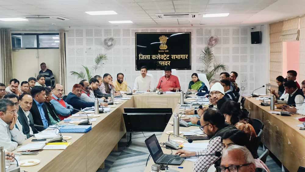 अलवर में वन मंत्री ने ली बजट घोषणाओं के क्रियान्वयन व विकास कार्यों के संबंध में जिला स्तरीय अधिकारियों की बैठक