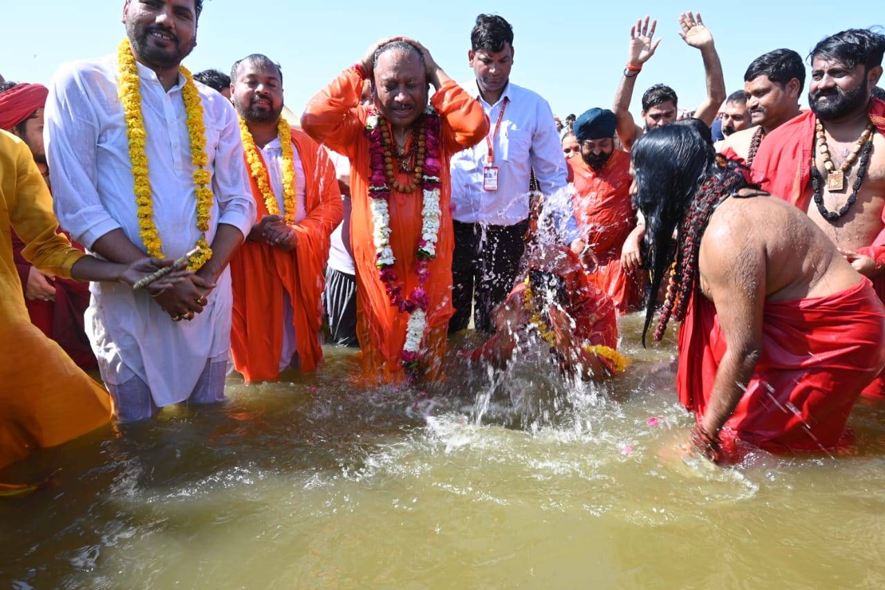 महाकुंभ 2025: मुख्यमंत्री विष्णुदेव साय, राज्यपाल व विधानसभा अध्यक्ष ने त्रिवेणी संगम में लगाई आस्था की डुबकी