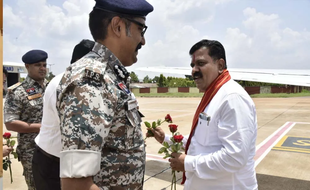 रायपुर : उप मुख्यमंत्री विजय शर्मा और वन मंत्री केदार कश्यप का एयरपोर्ट में किया गया आत्मीय स्वागत