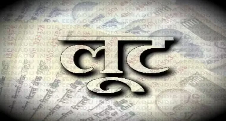 नकाबपोश लुटेरों का आतंक: व्यापारी की दुकान में घुसकर फायरिंग, कैश लूट ले गए