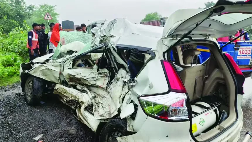छत्तीसगढ़ में भीषण सड़क हादसा: तेज रफ्तार कार-ट्रक टक्कर में 6 लोगों की मौत
