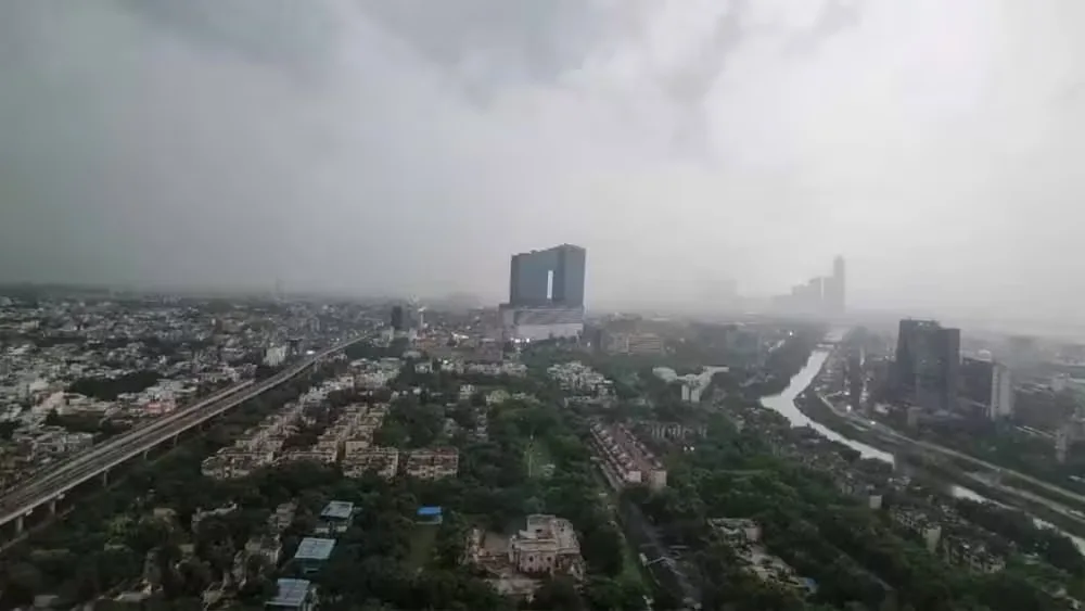 दिल्ली-एनसीआर में मौसम बदला, कई इलाकों में तेज बारिश