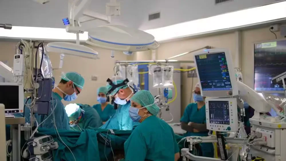 AIIMS भोपाल की अनोखी सफलता: पैर की हड्डी से बनाया नया जबड़ा, 13 दांत भी लगाए