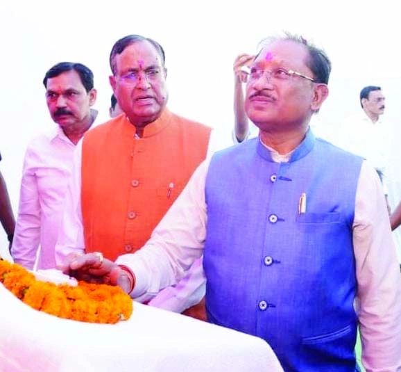 मुख्यमंत्री विष्णुदेव साय ने बड़ादेव की पूजा कर प्रदेशवासियों की सुख-समृद्धि की कामना की
