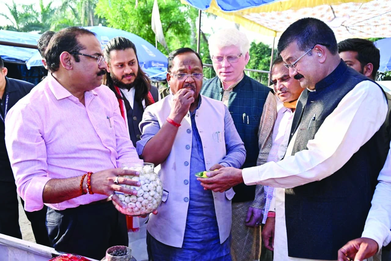 छत्तीसगढ़ बनेगा मखाना हब, कृषि मंत्री रामविचार नेताम ने लिंगाडीह में मखाना सेंटर का किया अवलोकन