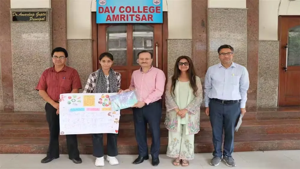 स्वास्थ्य जागरूकता का संदेश: DAV कॉलेज में पोस्टर प्रतियोगिता ने खींचा सबका ध्यान