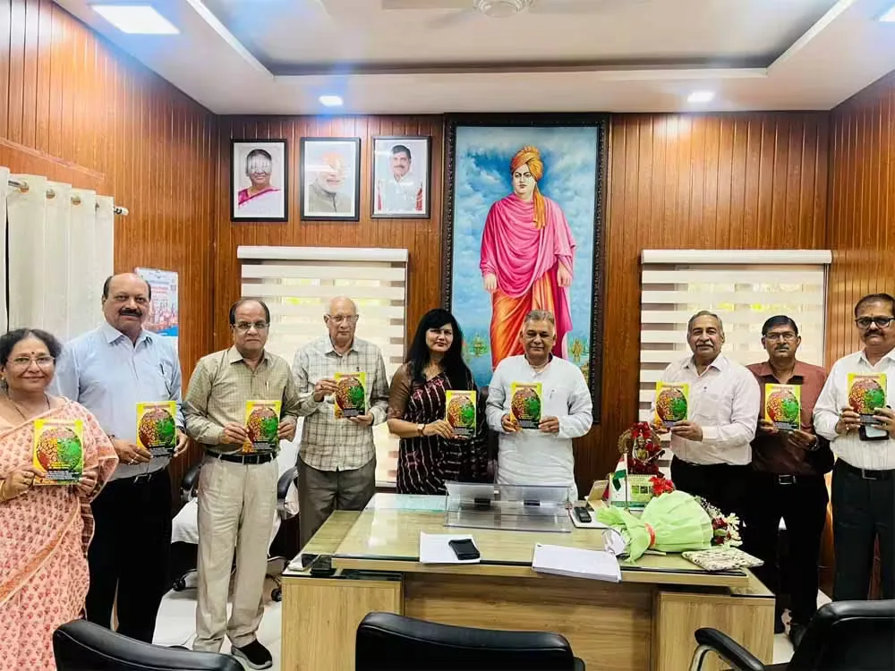 मंत्री परमार ने क्लाइमेट चेंज एंड बायोडायवर्सिटी विषयक राष्ट्रीय वेबीनार पर आधारित पुस्तिका का किया विमोचन