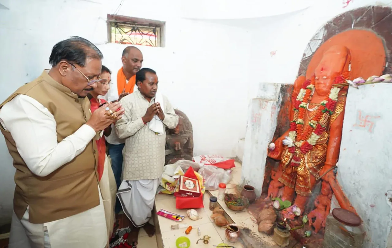 मुख्यमंत्री विष्णुदेव साय ने चतुर्भुज विष्णु मंदिर में की पूजा-अर्चना, प्रदेश की खुशहाली और समृद्धि की कामना
