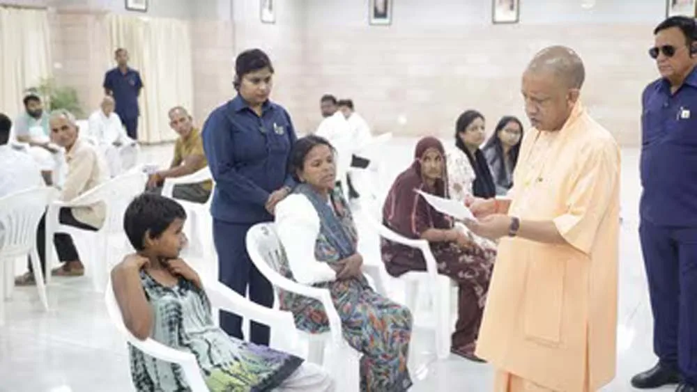 लखनऊ में जनता दर्शन, सीएम योगी ने सुनीं फरियादियों की समस्याएं, दिए सख्त निर्देश