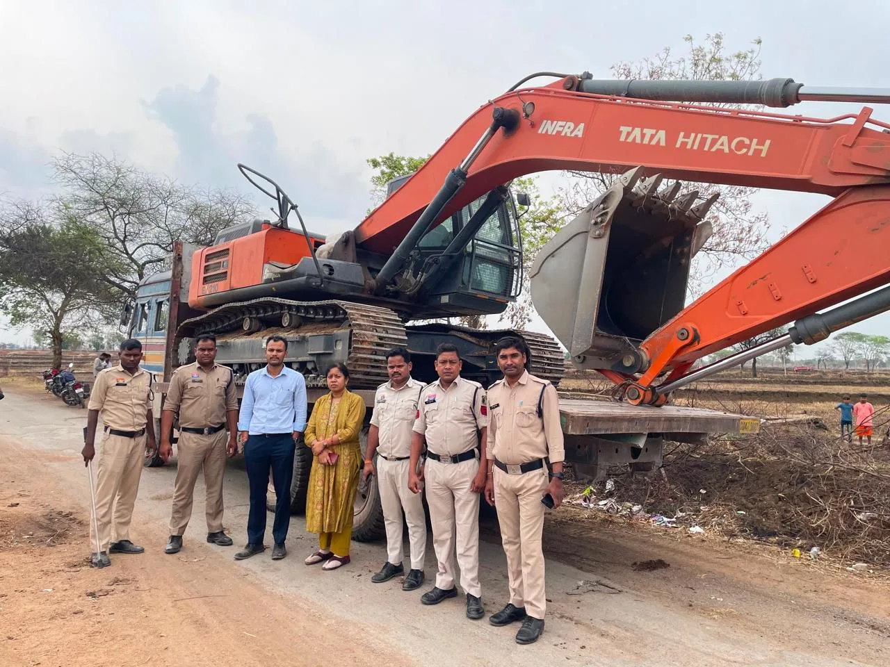 रातभर चली खनिज विभाग की ताबड़तोड़ कार्रवाई, गरियाबंद में हाइवा और चेन माउंटेन मशीन जब्त