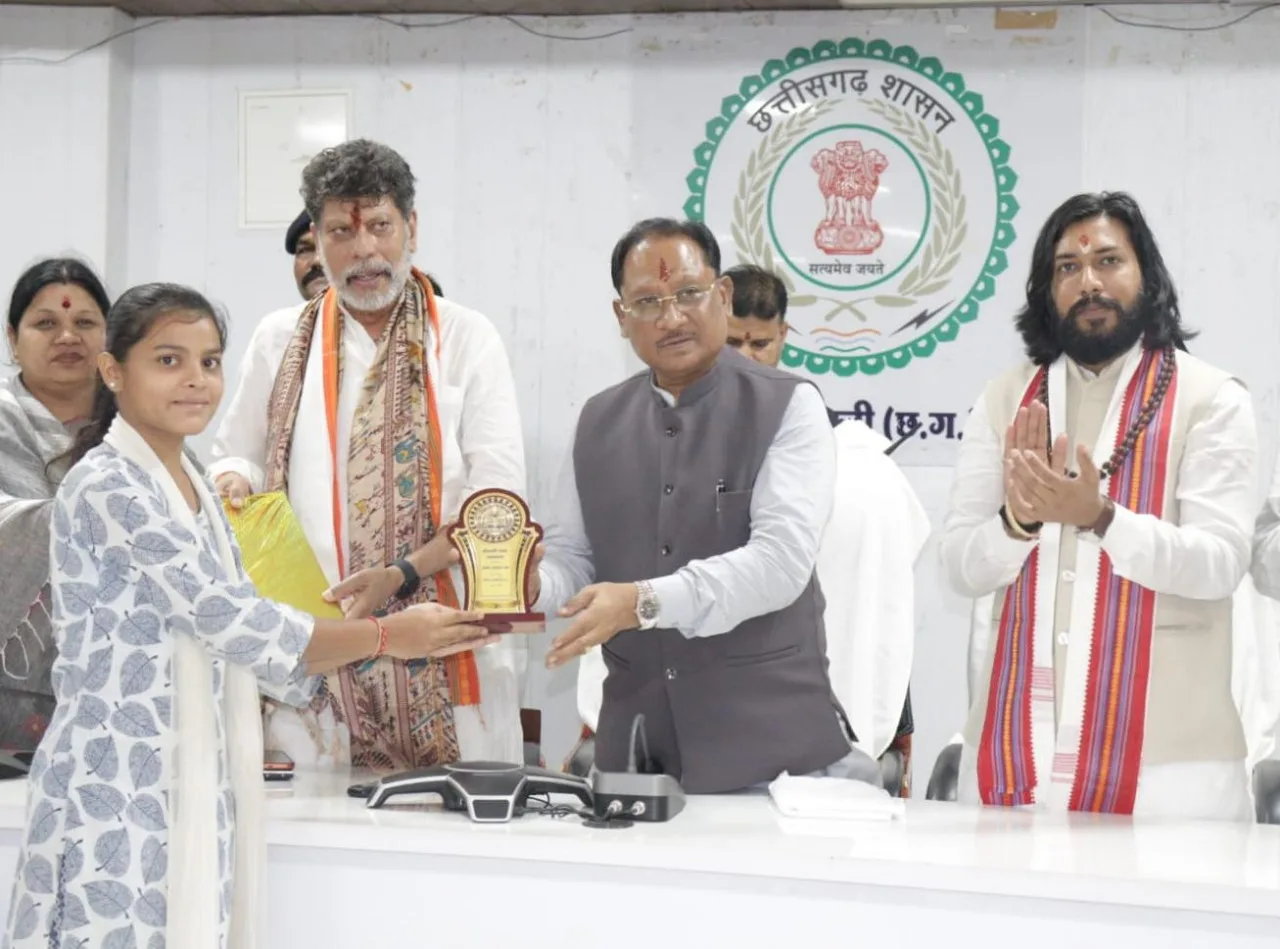 मेधावी विद्यार्थियों को मुख्यमंत्री विष्णुदेव साय ने किया सम्मानित