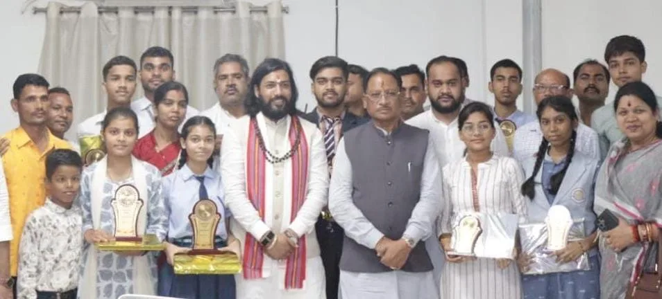 मेधावी विद्यार्थियों को मुख्यमंत्री विष्णुदेव साय ने किया सम्मानित