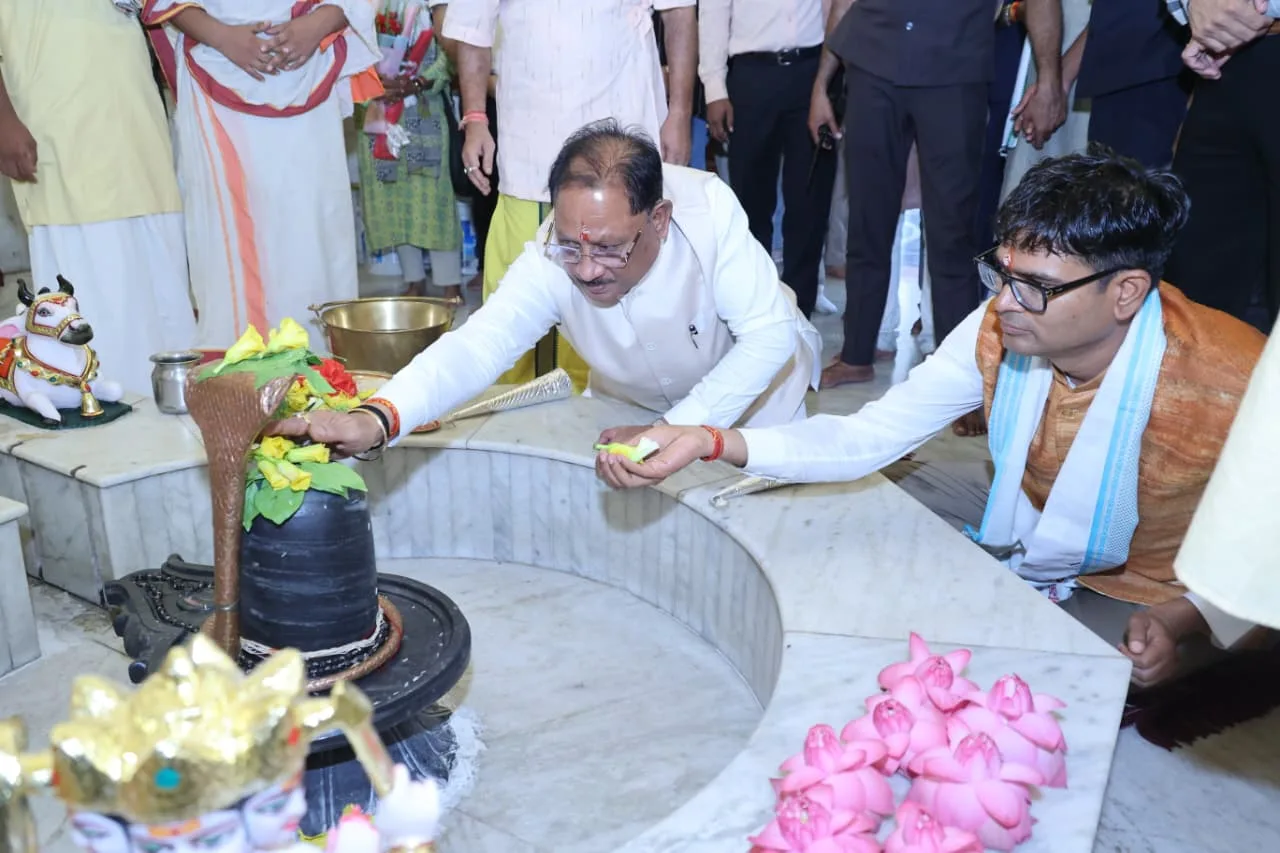 कैलाशपति धाम में मुख्यमंत्री विष्णु देव साय ने किया जलाभिषेक, भगवान मनकामेश्वर महादेव से प्रदेश की खुशहाली का मांगा आशीर्वाद