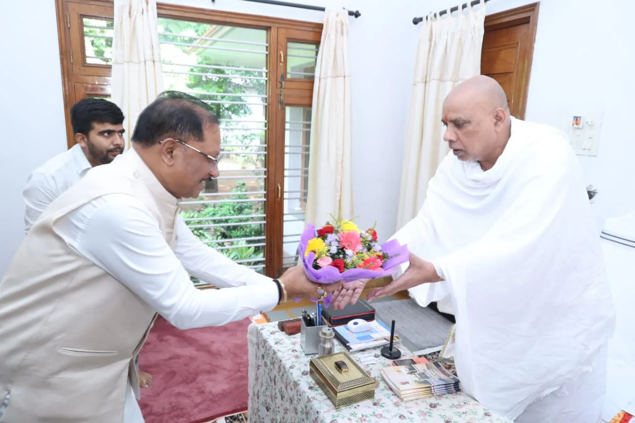 गुरु पूर्णिमा पर अघोर गुरु पीठ बनोरा पहुंचे मुख्यमंत्री विष्णु देव साय, बाबा प्रियदर्शी राम का लिया आशीर्वाद