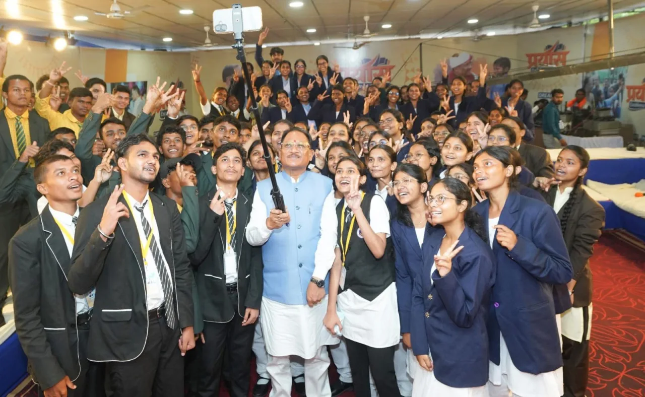 नीट क्वालीफाई विद्यार्थियों से मिले मुख्यमंत्री विष्णु देव साय, विकसित छत्तीसगढ़ का साझा किया विजन