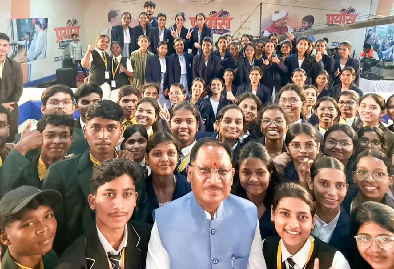 नीट क्वालीफाई विद्यार्थियों से मिले मुख्यमंत्री विष्णु देव साय, विकसित छत्तीसगढ़ का साझा किया विजन