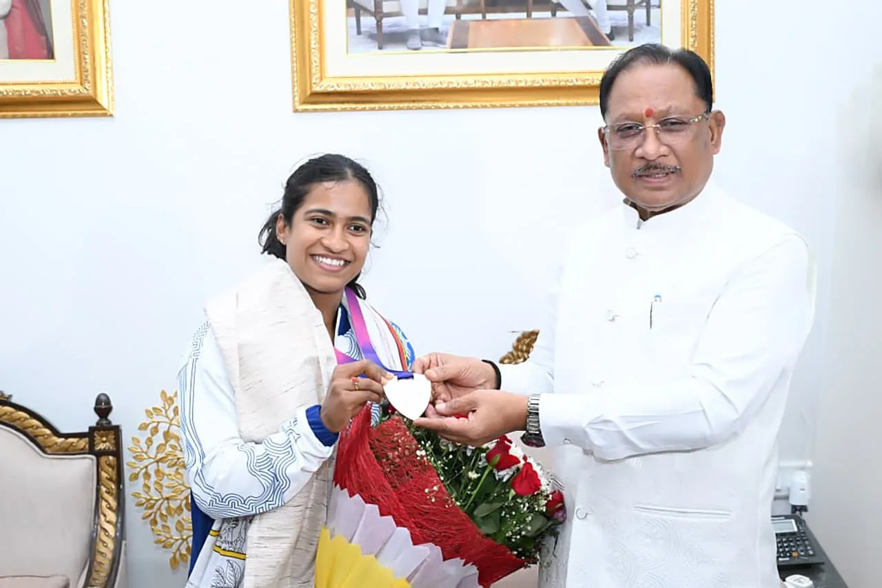 मुख्यमंत्री विष्णु देव साय ने किया राष्ट्रमंडल रजत पदक विजेता ज्ञानेश्वरी यादव का सम्मान