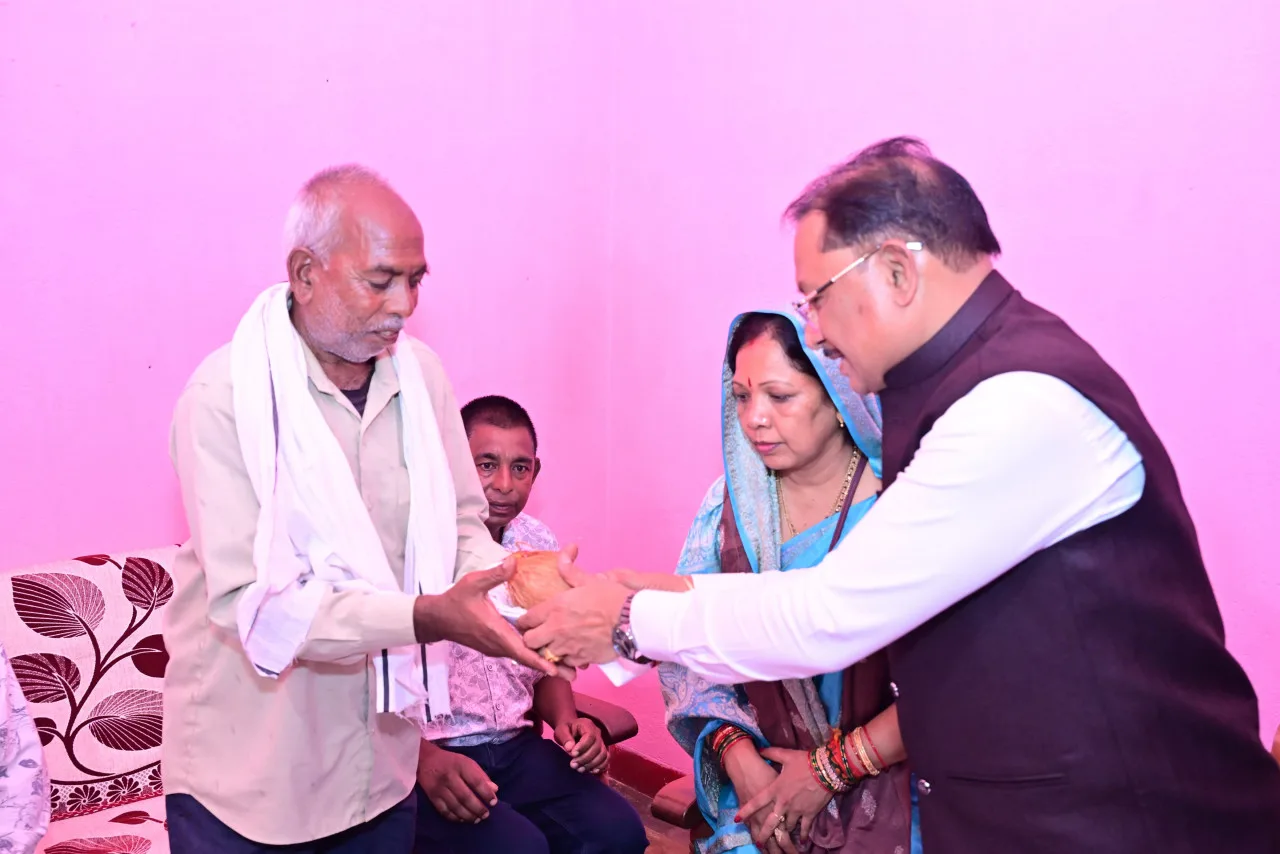 CM विष्णु देव साय ने मीसाबंदी स्व. शिवबालक साव को दी श्रद्धांजलि, लोकतांत्रिक संघर्ष को किया नमन
