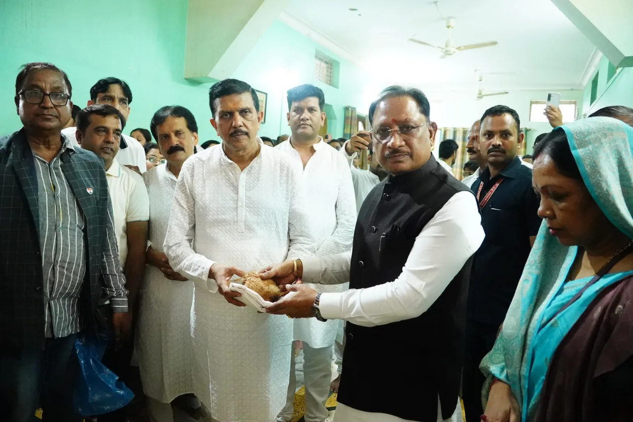 कुनकुरी में स्व. ज्ञानचंद जैन को CM विष्णु देव साय ने दी श्रद्धांजलि, परिजनों से मिलकर जताई संवेदना