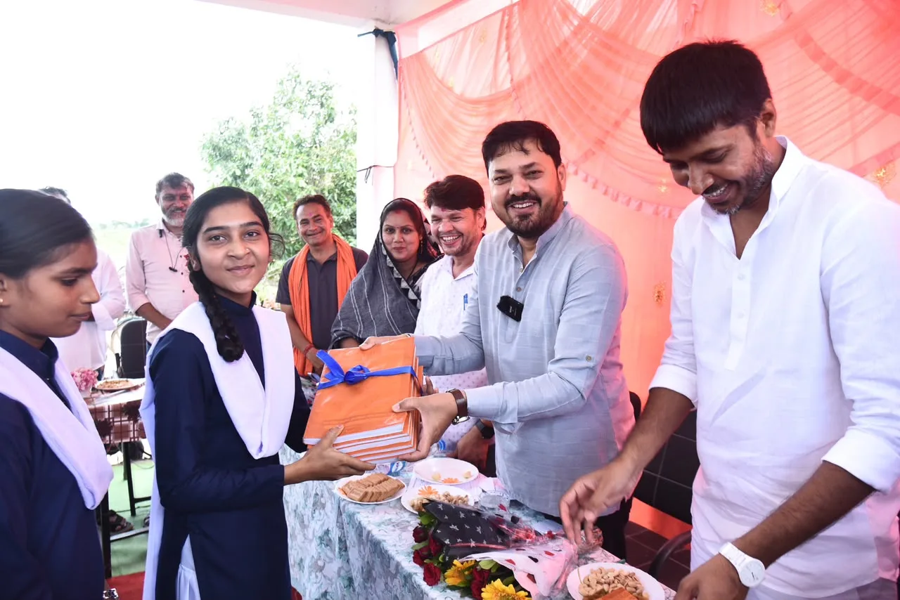 शाला प्रवेश उत्सव में विधायक अनुज शर्मा का बच्चों संग आत्मीय संवाद, खौना को 15 लाख के विकास कार्यों की सौगात
