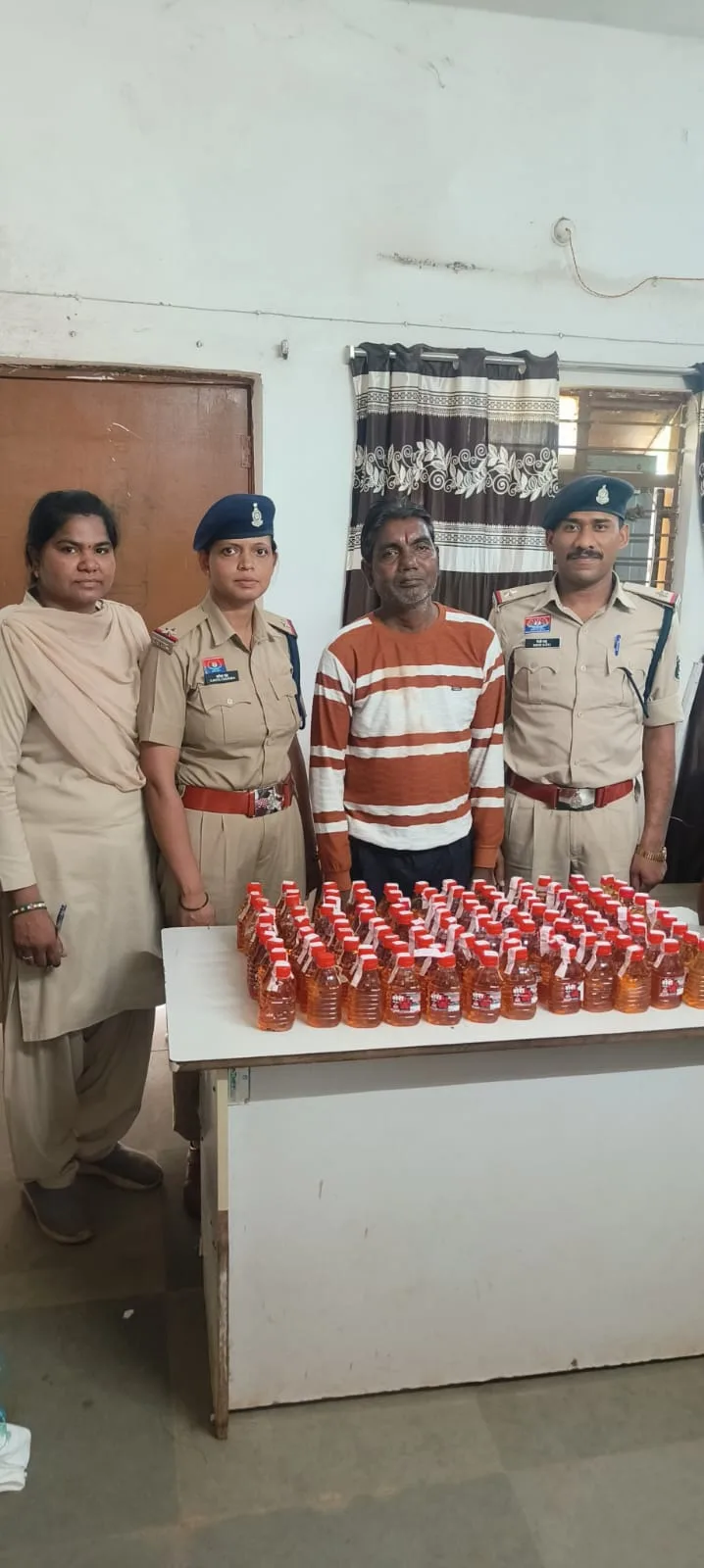 ऑपरेशन निश्चय: खरोरा पुलिस ने 120 पौवा अवैध शराब के साथ तस्कर को दबोचा