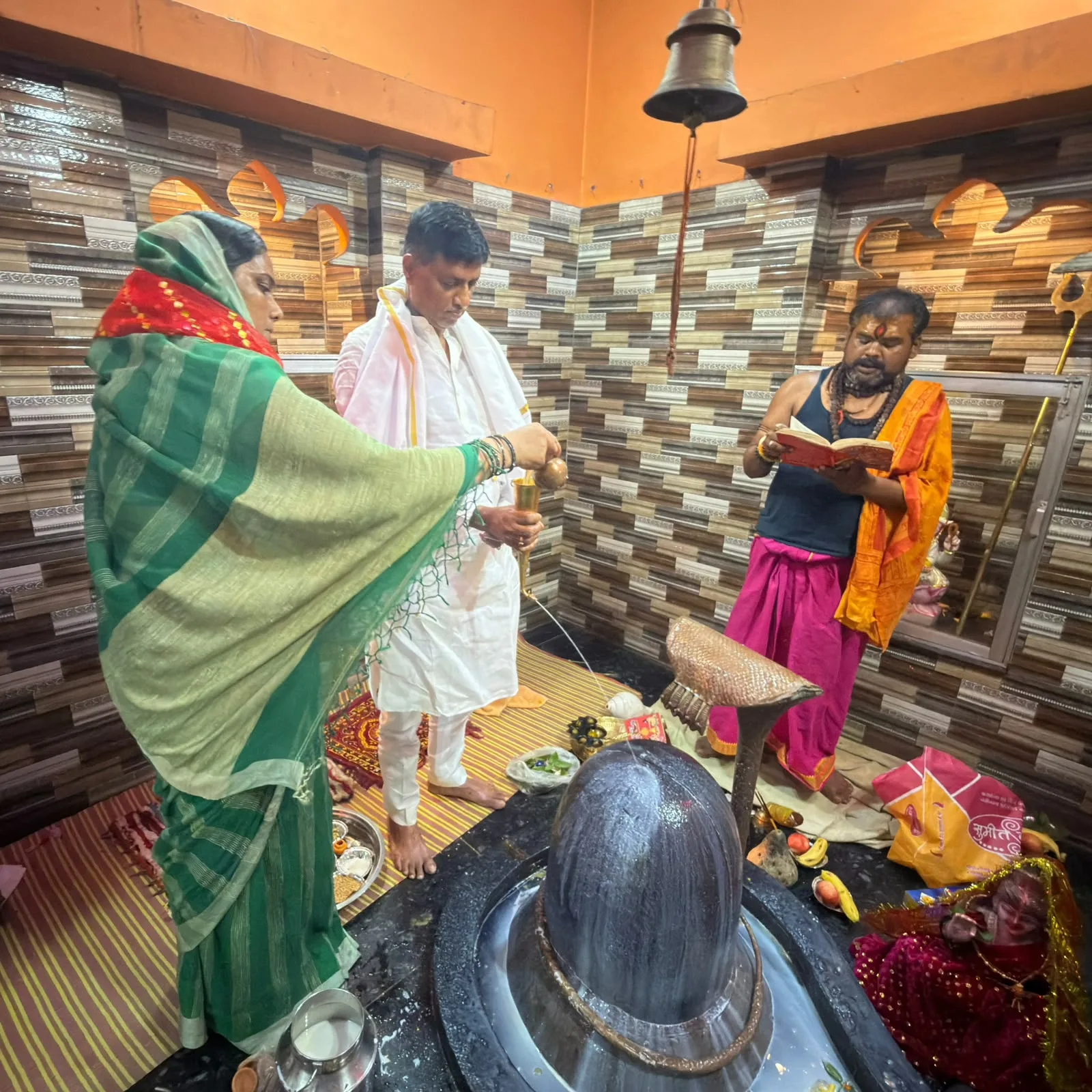 सावन सोमवार पर अर्धनारीश्वर मंदिर में वेदराम मनहरे ने किया रुद्राभिषेक, हर-हर महादेव से गूंजा बेलदार सिवनी